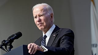 Az amerikai elnök a belbiztonsági minisztérium fennállása 20. évfordulójának alkalmából rendezett ünnepségen a washingtoni minisztériumban 2023. március 1-jén.