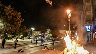 استخدمت الشرطة الغاز المسيل للدموع وقنابل صوتية ضد مجموعة من المتظاهرين