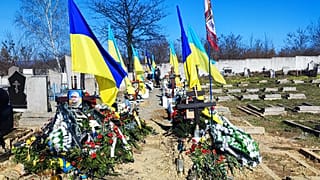 Friss katonasírok a munkácsi temetőben 