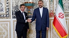 رافائيل ماريانو غروسي  المدير العالم لوكالة الدولية للطاقة الذرية  ووزير الخارجية الإيراني حسين أميرراب اللهيان قبل جولة المحادثات التي عقدت في طهران، 4 مارس/آذار 2023.