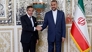 رافائيل ماريانو غروسي  المدير العالم لوكالة الدولية للطاقة الذرية  ووزير الخارجية الإيراني حسين أميرراب اللهيان قبل جولة المحادثات التي عقدت في طهران، 4 مارس/آذار 2023.
