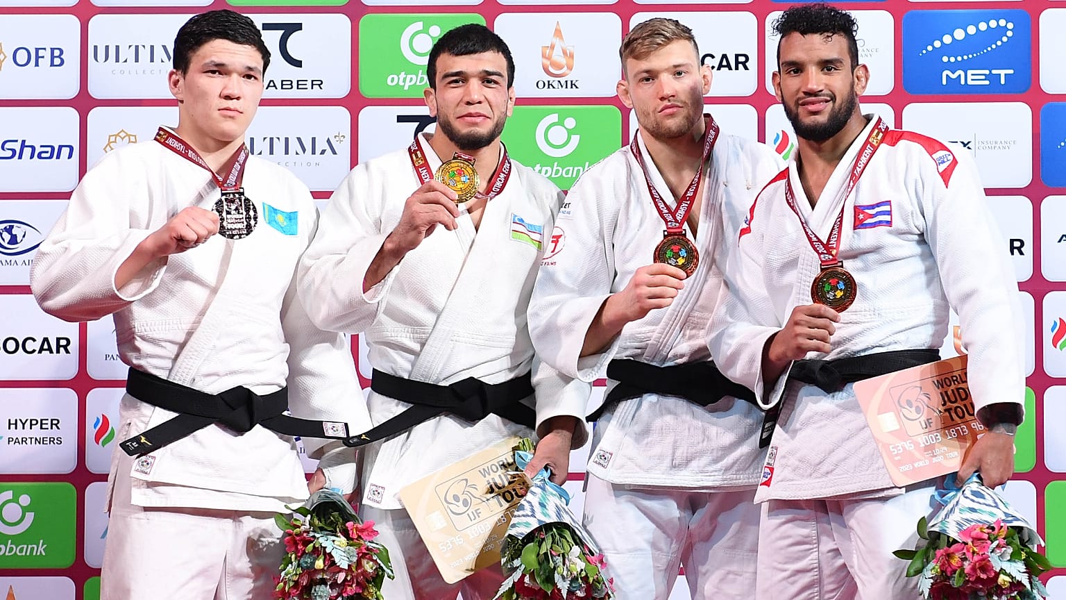 Il podio della categoria -73 Kg uomini. Trionfo uzbeko in Uzbekistan: Murodjon Yuldoshev (il secondo da sinistra), profeta in patria. (Tashkent, 4.3.2023)