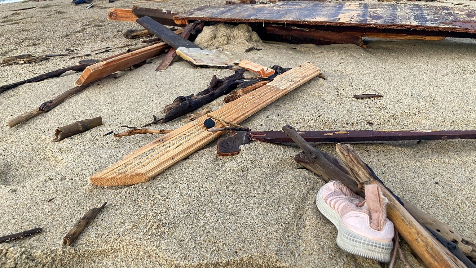 Persönliche Gegenstände im Wrack des gekenterten Bootes, das an einem Strand in der Nähe von Cutro angeschwemmt wurde.