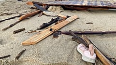 Persönliche Gegenstände im Wrack des gekenterten Bootes, das an einem Strand in der Nähe von Cutro angeschwemmt wurde.