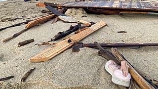 Persönliche Gegenstände im Wrack des gekenterten Bootes, das an einem Strand in der Nähe von Cutro angeschwemmt wurde.