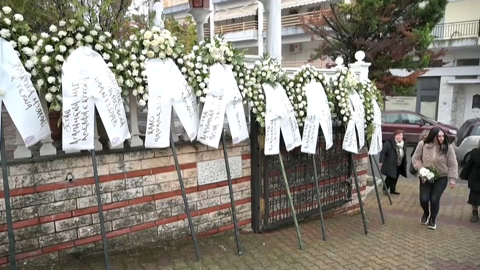 Docenas de personas se reunieron en la localidad de Giannitsa para asistir al funeral de Ifigenia Mitska, de 23 años, pasajera de uno de los trenes implicados en el accidente 