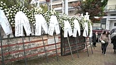 Koszorúk a vonatbaleset 23 éves áldozatának temetésén