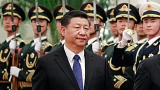 Hszi Csin-ping a díszőrséggel Pekingben (illusztráció)