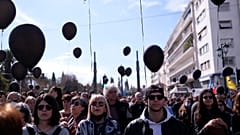 Fekete léggömbökkel gyászoló emberek Athénban 2023. március 5-én