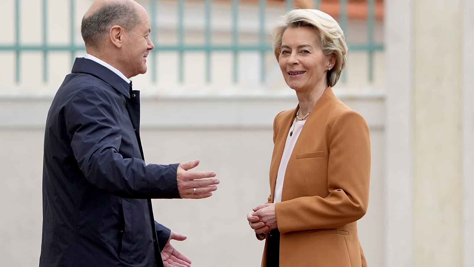 Der deutsche Bundeskanzler Olaf Scholz und die EU-Komissionspräsidentin Ursula von der Leyen auf Schloss Meseberg in Brandenburg