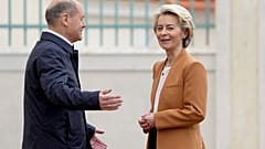 Der deutsche Bundeskanzler Olaf Scholz und die EU-Komissionspräsidentin Ursula von der Leyen auf Schloss Meseberg in Brandenburg