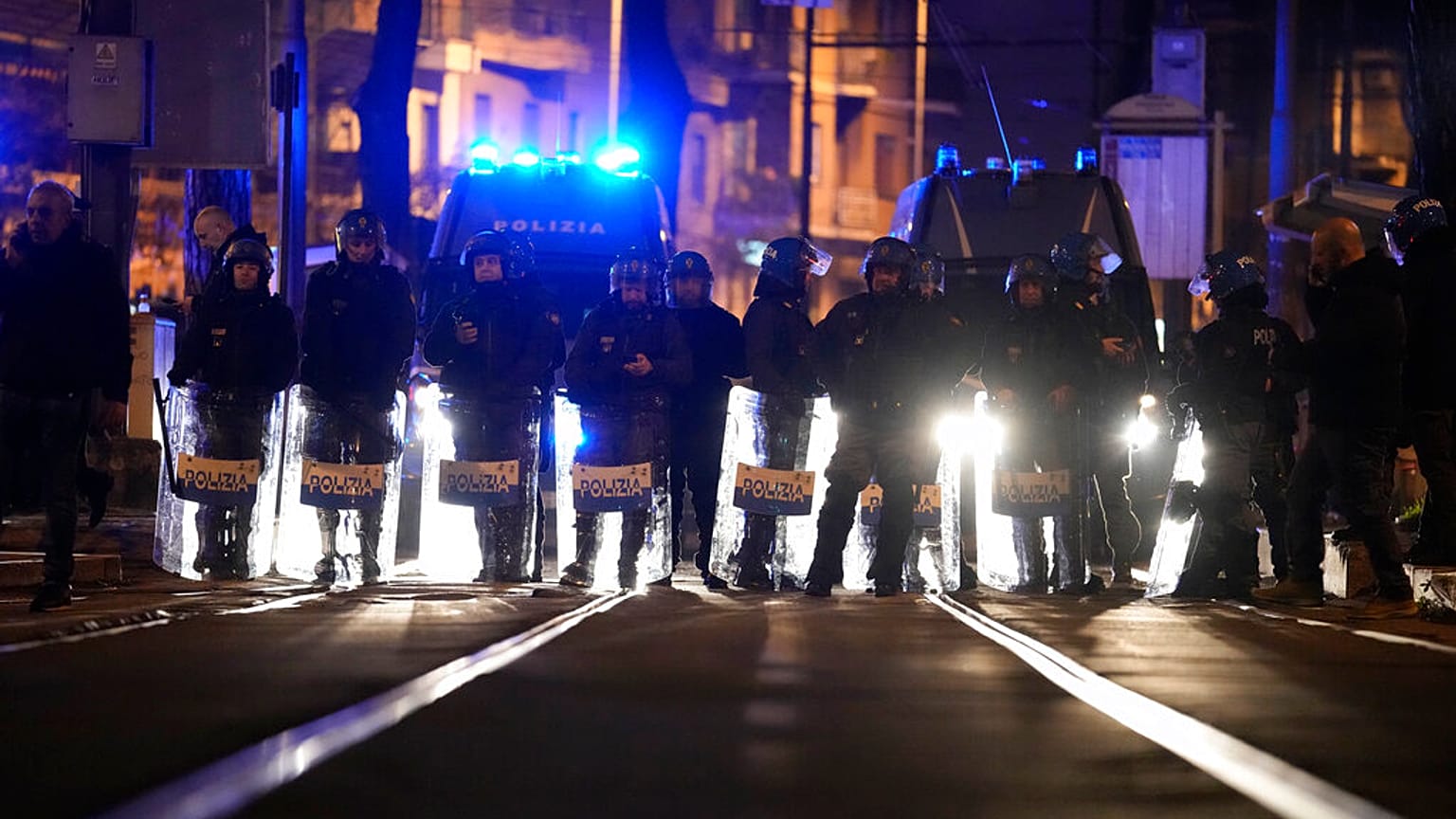 Rendőrök járőröznek a bebörtönzött anarchista vezetővel, Alfredo Cospitóval szolidaritást vállaló anarchisták tüntetése közben Rómában, 202
