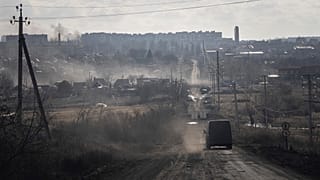 Rendőrautó evakuálja a civil lakosságot Hromovéból