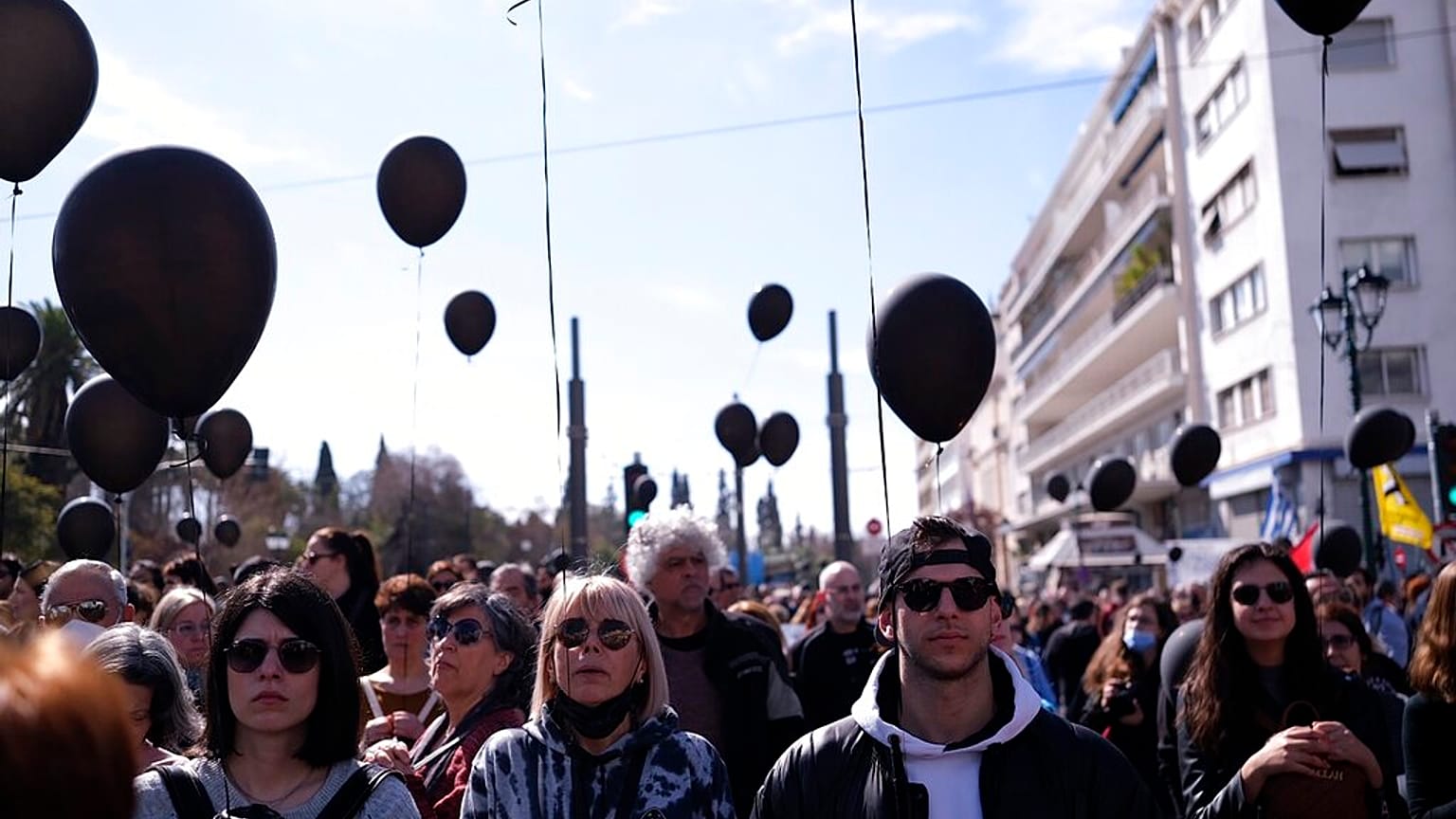 Διαδηλωτές με μαύρα μπαλόνια σε συλλαλητήριο στην Αθήνα για το σιδηροδρομικό δυστύχημα στα Τέμπη