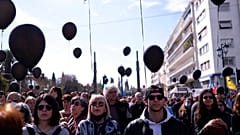 Διαδηλωτές με μαύρα μπαλόνια σε συλλαλητήριο στην Αθήνα για το σιδηροδρομικό δυστύχημα στα Τέμπη