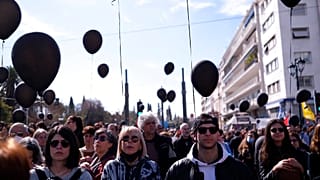 Διαδηλωτές με μαύρα μπαλόνια σε συλλαλητήριο στην Αθήνα για το σιδηροδρομικό δυστύχημα στα Τέμπη