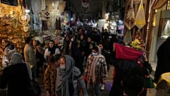 Περαστικοί στο μεγάλο παζάρι της Τεχεράνης (φωτογραφία αρχείου)