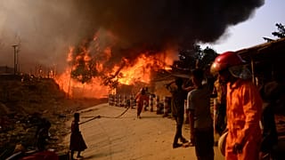 Feuer in einem Flüchtlingslager für Rohingya in Bangladesch