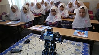 فتيات إيرانيات في حصة مدرسية - أرشيف