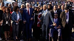 Biden Hand in Hand mit der Abgeordneten Terri Sewell und Reverend Al Sharpton auf der Edmund-Pettus-Brücke in Selma 
