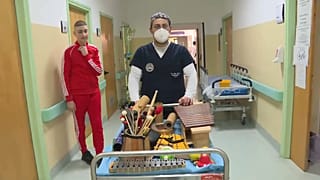 El musicoterapeura Filippo Giordano camina por los pasillos del Hospital General de Bari.