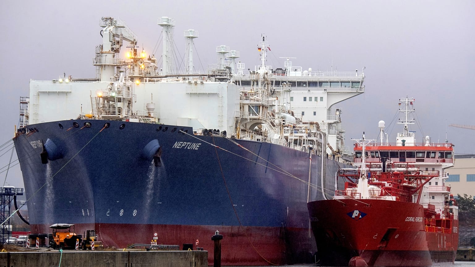 LNG-tartályhajó az észak-németországi Lubmin kikötőjében