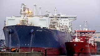 LNG-tartályhajó az észak-németországi Lubmin kikötőjében