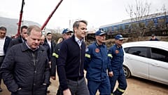 Griechenlands Ministerpräsident Kyriakos Mitsotakis besucht die Unglücksstelle, 1. März 2023.