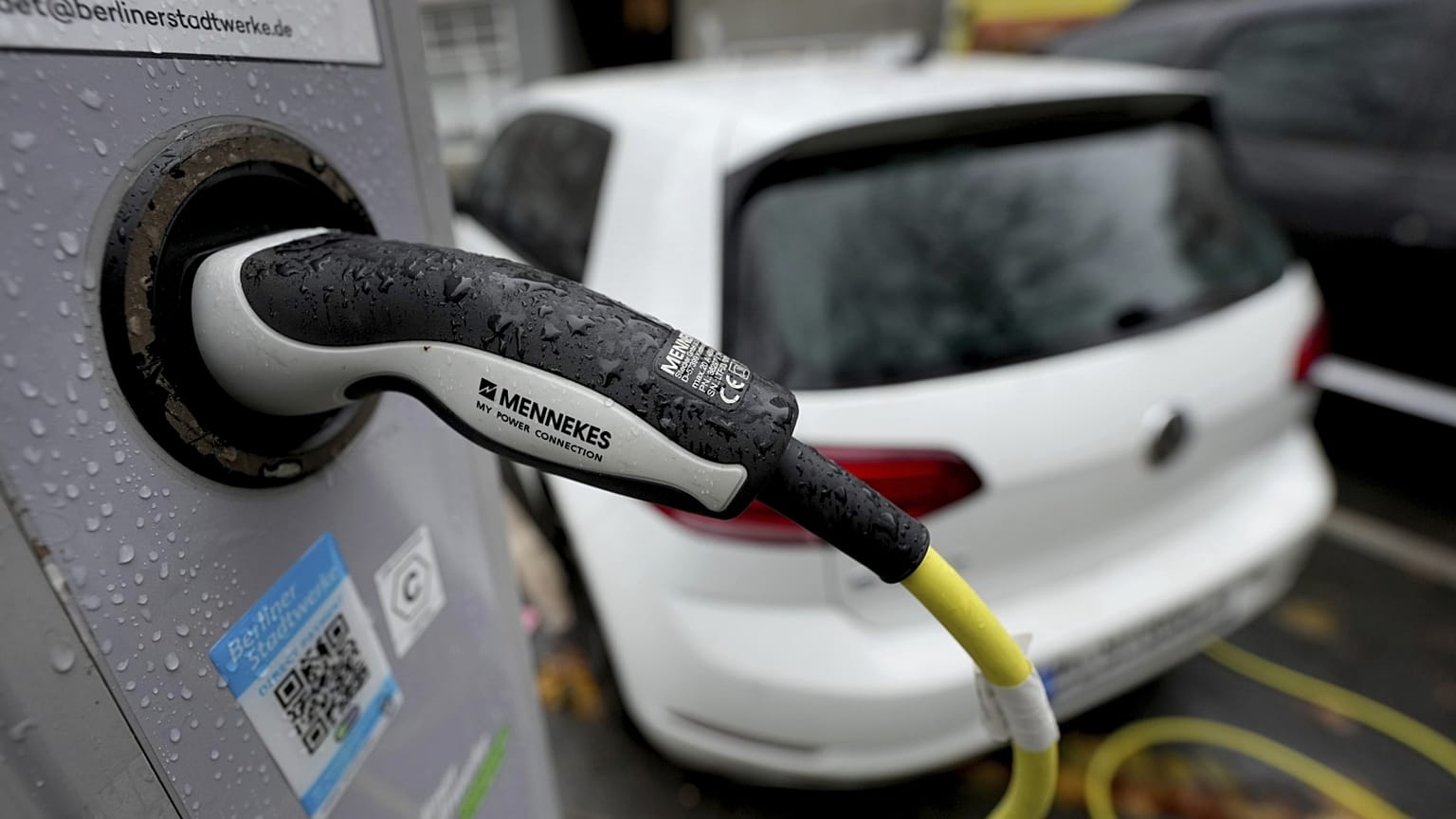 Elektromos autó egy berlini töltőállomáson 