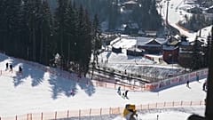 Ukrainische Urlauberinnen genießen in den Bergen die Pause vom Krieg.