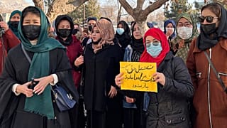 تجمع دختران بازمانده از تحصیل در دانشگاه در افغانستان