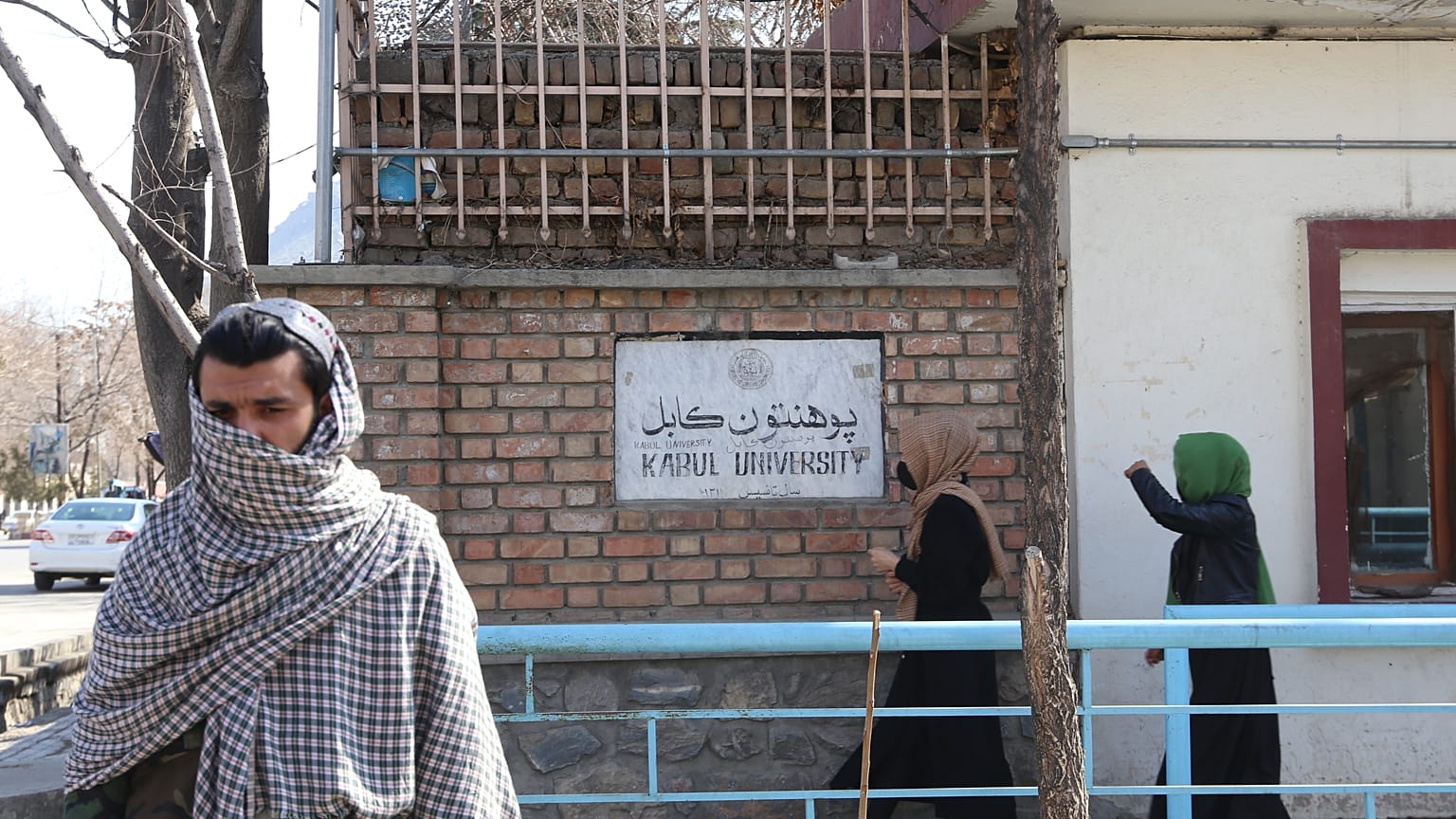 Afganistan'da üniversiteler kız öğrenciler olmadan eğitime başladı