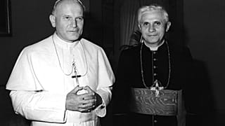 Papst Johannes Paul II. mit Kardinal Josef Ratzinger, dem späteren Papst Benedikt XVI.