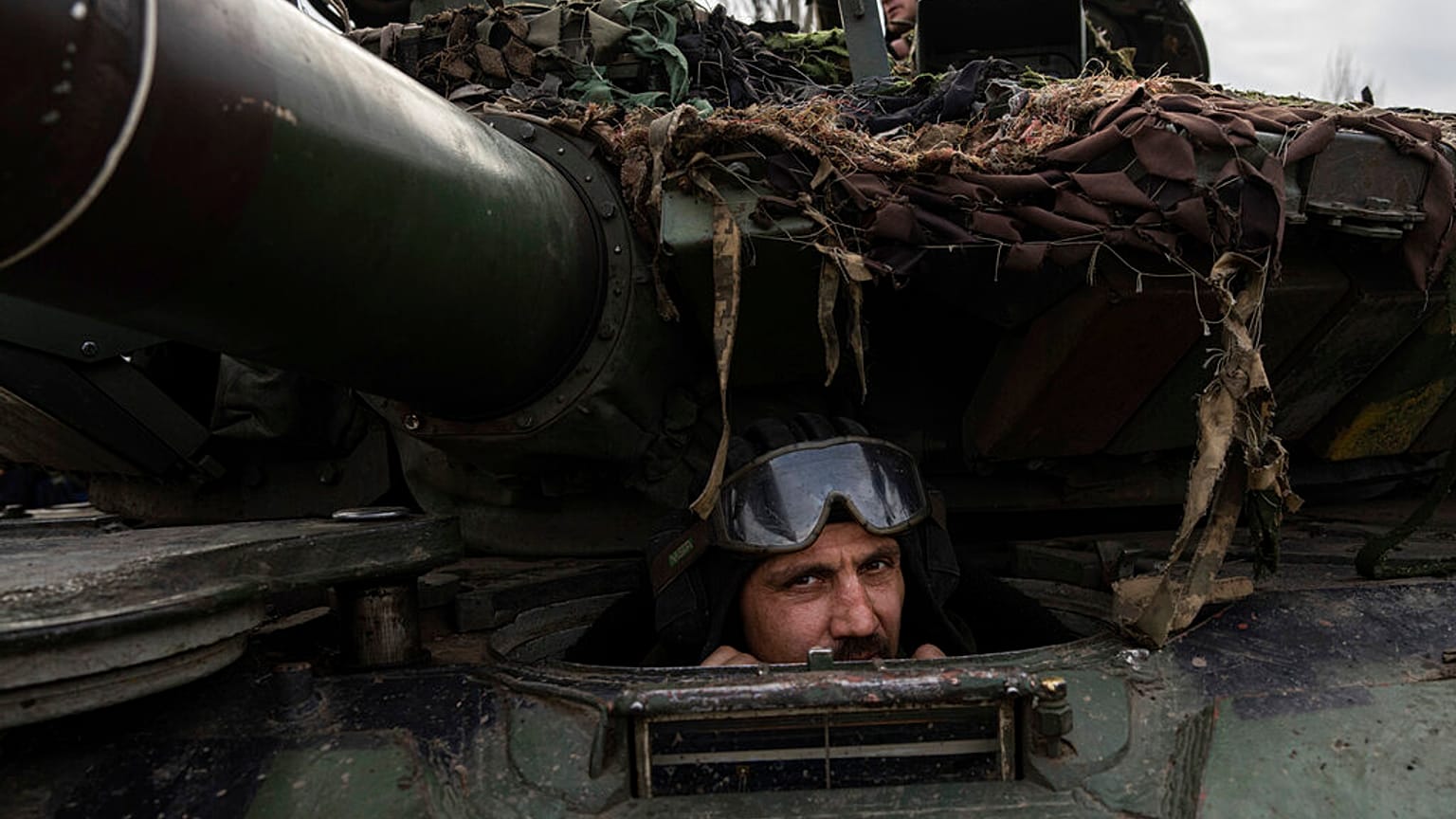Um militar ucraniano num tanque na linha da frente perto de Bakhmut, Ucrânia