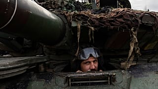 Um militar ucraniano num tanque na linha da frente perto de Bakhmut, Ucrânia
