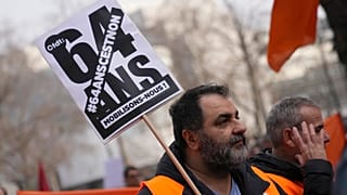 Teilnehmer einer Pariser Kundgebung gegen die Rentenreform (Aufnahme vom 16. Februar 22)