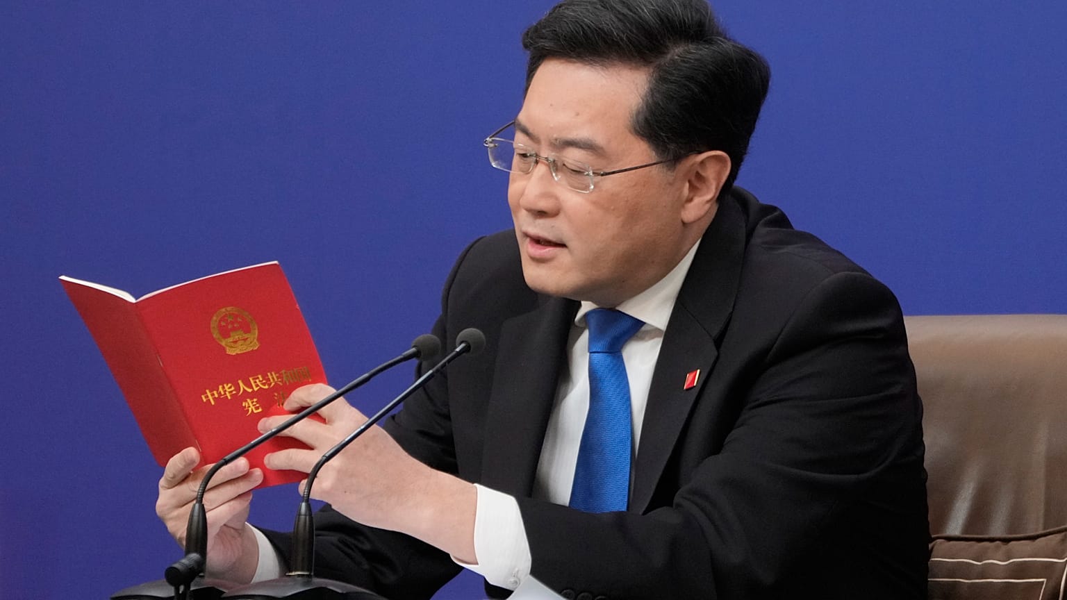 A kínai külügyminiszter a pekingi törvényhozásban 2023. márciusában