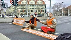 Christian Bläul (jobboldalt) egy utcai blokádon
