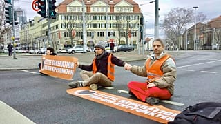 Christian Bläul (jobboldalt) egy utcai blokádon