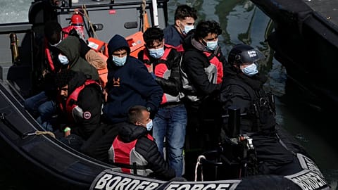  مهاجران در کانال مانش، جنوب شرق انگلستان، جمعه، ۱۷ ژوئن ۲۰۲۲.