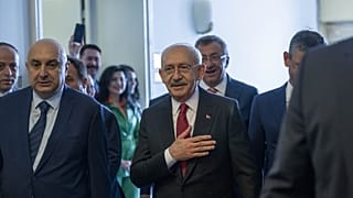 CHP Genel Başkanı Kemal Kılıçdaroğlu (ortada), partisinin grup toplantısına katılmak üzere TBMM'ye geldi. Partililer ve milletvekilleri Kılıçdaroğlu'nu TBMM girişinde karşılad