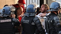 Aficionados frente a la Policía en el estadio de Francia de París