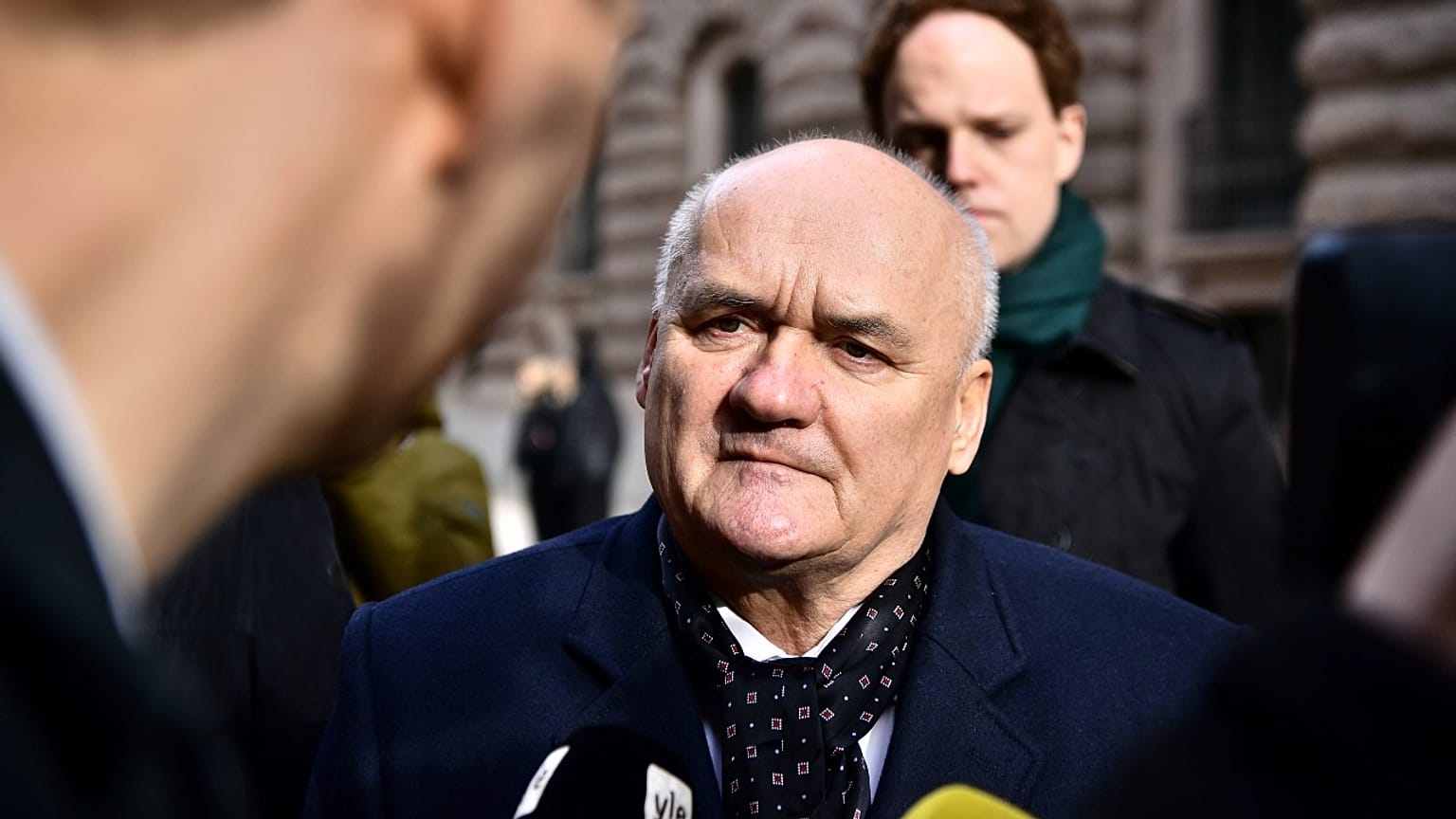 Hende Csaba a svéd sajtónak nyilatkozik