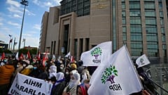 Arşiv: HDP'liler Selahattin Demirtaş'ın eski başbakan Ahmet Davutoğlu'na hakaret suçlamasıyla yargılandığı İstanbul'daki davayı protesto etti. 3 Şubat 2021 