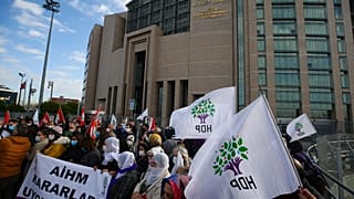 Arşiv: HDP'liler Selahattin Demirtaş'ın eski başbakan Ahmet Davutoğlu'na hakaret suçlamasıyla yargılandığı İstanbul'daki davayı protesto etti. 3 Şubat 2021 
