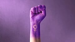 #EmbraceEquity lässt sich ungefähr mit "Gleichstellung umarmen" übersetzen.