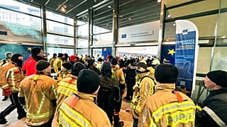 Tűzoltók tüntetése az Európai Bizottság székházában