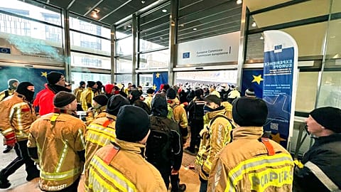 Tűzoltók tüntetése az Európai Bizottság székházában
