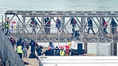 Gestrandete werden in Dover an Land gebracht. 