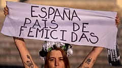 Egy tüntető "Spanyolország a nőgyilkosságok országa" feliratú molinót tart egy tüntetésen - képünk illusztráció